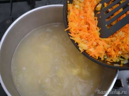 Добавить в кастрюлю морковь с луком.