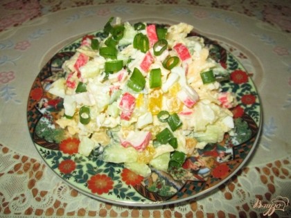 Готово! Готовый салат выложим на тарелку и украсим свежим зеленым луком.Приятного аппетита!