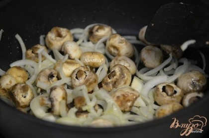 Добавить растительное масло на сковороду,затем порезанный лук и грибы и готовить 8-10 мин.