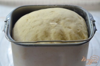 Для теста заложить все ингредиенты  в хлебопечку как указано в инструкции. В начале жидкие продукты, заканчиваем мукой и дрожжами. Ставим режим тесто, примерно 1 ч 30 мин. Готовое тесто достанем из хлебопечки.