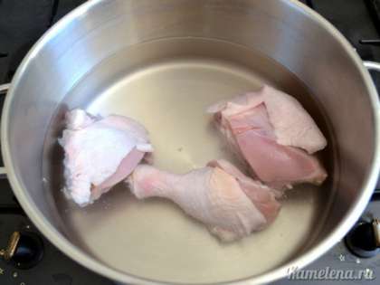 Курицу порезать на несколько крупных кусков, положить в кастрюлю. Налить 2 л воды, довести до кипения, посолить, варить 30 минут.