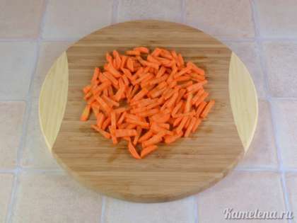 Морковь почистить, порезать маленькими брусочками (или натереть на крупной терке).