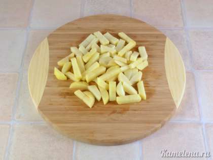 Картофель почистить, порезать брусочками.