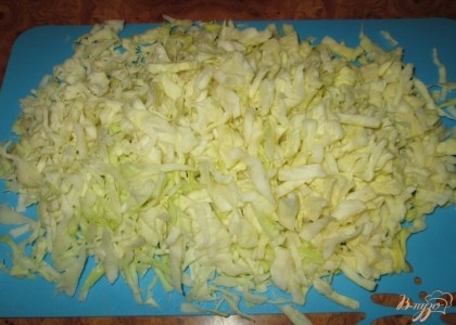 Нашинковать белокочанную капусту как можно тоньше.