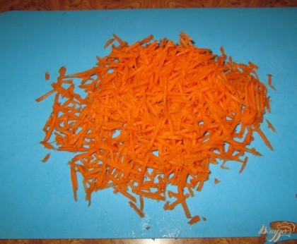 На терке для корейской морковки натереть морковь