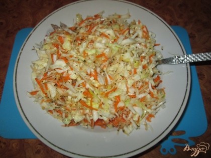 В блюдо положить морковь, капусту и яблоко. Немного помять руками, заправить соусом и перемешать. Салат готов.
