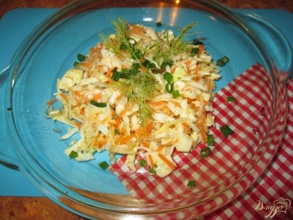 Готово! Готовый салат выложить на тарелку, украсить свежей зеленью.Приятного аппетита!