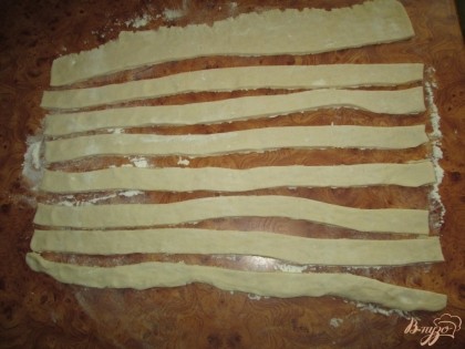 Нарезать тесто на полоски 1,5-2 см шириной.