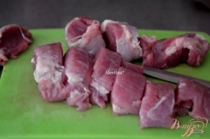 Нарезать свиную вырезку на ломтики толщиной 1,3 см. Посолить и поперчить.