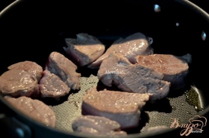 На антипригарной сковороде разогреть масло и обжарить свинину ломтиками 6-8 мин.