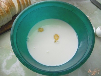 В глубокой миске соединяю молоко, яйца, столовую ложку сахара. По настроению добавляю ванильный сахар. Перемешиваю.