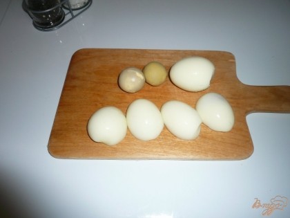 Яйца чищу и два из трех разделяю на белок и желток. Одно пусть остается целым, два желтка откладываю, из них потом приготовлю соус. Чеснок чищу и также делю - один зубчик на соус.