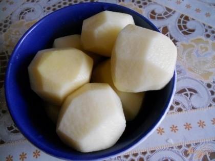 Пока квашеная капуста варится, промываем и чистим картофель.