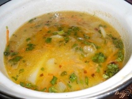Доводим суп до готовности. Мелко нарезаем свежую зелень или берем замороженную и добавляем её в суп. Закрываем кастрюлю крышкой и оставляем наши щи «отдохнуть» минут на пятнадцать.