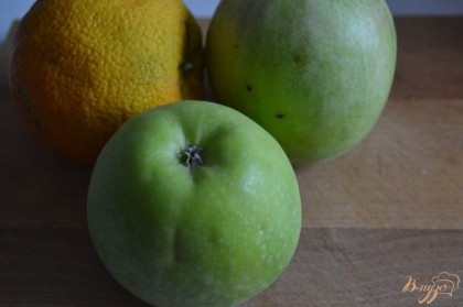 Яблоки и апельсин почистить от кожуры и нарезать на дольки.