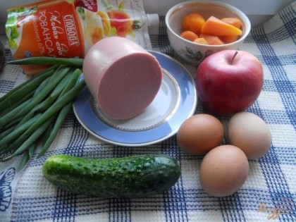 Для приготовления этого салата нам потребуется: вареная колбаса (докторская, молочная, то есть без жира), яблоко среднего размера, морковь, куриные яйца, свежий огурец, зеленый лук и майонез. Первым делом промываем морковь и отвариваем её до готовности, даем остыть, затем чистим. Куриные яйца отвариваем вкрутую (после того, как закипят, пусть поварятся на медленном огне минут десять) и остужаем в холодной воде.