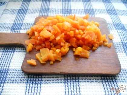 Очищенную вареную морковь нарезаем мелкими кубиками (натирать на терке не стоит).