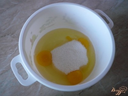 Куриные яйца (предварительно как следует промытые) разбиваем в глубокую плошку, добавляем к ним сахар. Если любите очень сладкую выпечку – увеличьте количество сахара в два раза.