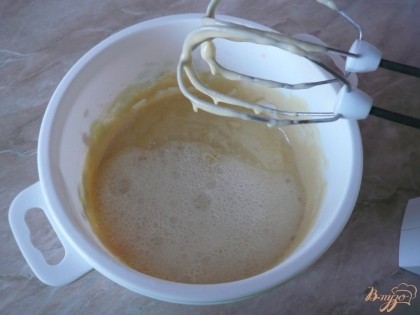 Затем добавляем к получившейся массе соду, гашенную уксусом или лимонным соком (или разрыхлитель для теста, его гасить не требуется).