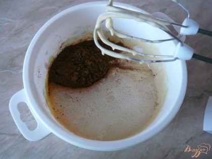 Далее добавляем какао-порошок и ванилин. По возможности, очень к месту в этом кексе будет кусочки горького шоколада или же специальные шоколадные капли для выпечки.
