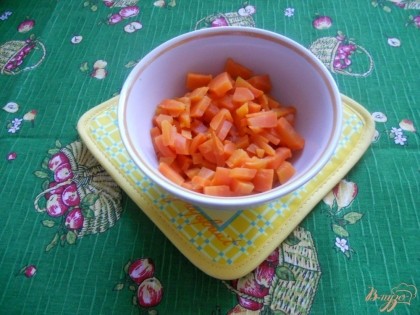 Морковь тоже чистим и нарезаем, кусочки должны быть приблизительно такого же размера, как уже картофель нарезали.