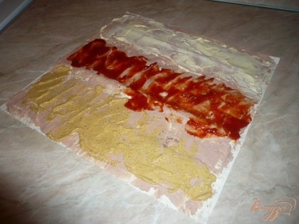Затем аккуратно размазываем по паштету горчицу, кетчуп и майонез тонким слоем (каждый на выделенной ему трети площади лаваша).