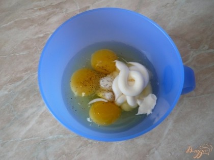 Яйца разбиваем в глубокую миску, добавляем майонез, соль, молотый перец.