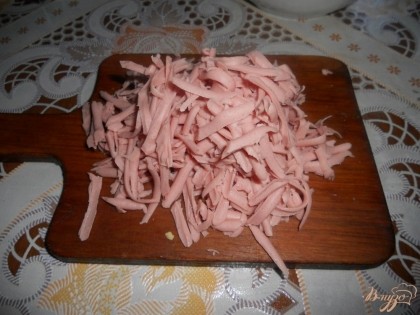 Колбасу натираем на крупной терке (или также можно мелко нарезать, но при натирании на терке начинка получается более однородной).