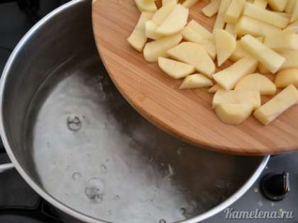 В кастрюлю налить 1,5 л воды, довести до кипения. Опустить картофель в кипяток, варить 10-15 минут.