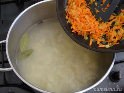 Добавить обжаренную морковь с луком, варить 15 минут.