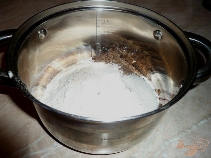 В глубокой посуде соединяем все сухие ингредиенты: муку пшеничную и льняную, соль, сахар, быстродействующие дрожжи.