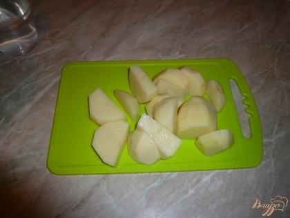 Картофель чистим и нарезаем крупными ломтиками (если нарезать мелко, то в процессе приготовления картофель может развариться).