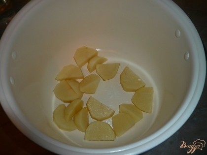 В чашу мультиварки наливаем немного подсолнечного масла, выкладываем нарезанный картофель и обжариваем его несколько минут.