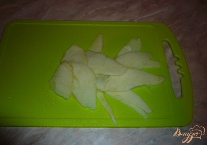 Яблоко чистим и нарезаем на дольки, нарезать стараемся как можно тоньше. Для такой нарезки удобно использовать нож для чистки овощей.