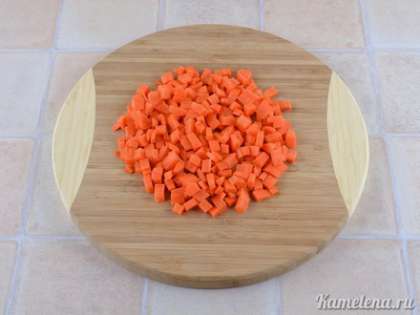 Морковь порезать небольшими кусочками (или натереть на крупной терке).