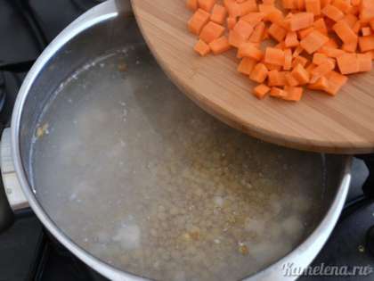 Добавить морковь, варить 30-40 минут, до мягкости чечевицы.