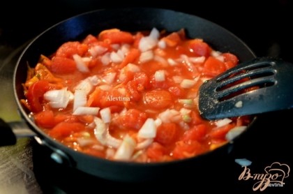 Обжарить на масле до готовности лук и помидоры кубиками.Примерно 5-7 мин.