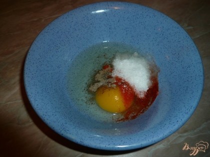 Яйцо или яйца разбиваем в небольшую плошку, добавляем к нему соль, перец и черный и красный, паприку.