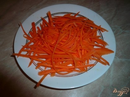 Морковь промываем, чистим и натираем на крупной терке.