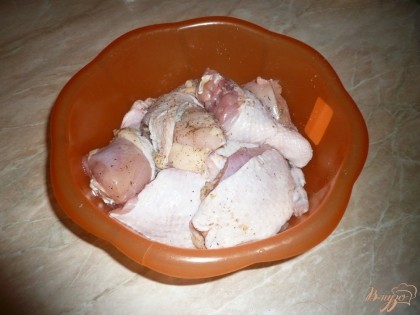 Разделанную курицу складываем в глубокую миску, добавляем соль, черный молотый перец, сушеный базилик или другие специи по вкусу. Перемешиваем куски курицы со специями и солью и оставляем так при комнатной температуре хотя бы на полчасика.