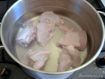 Курицу порезать на несколько крупных кусков, положить в кастрюлю. Налить 2 л воды для супа средней густоты (или 3 л – для более жидкого супа).