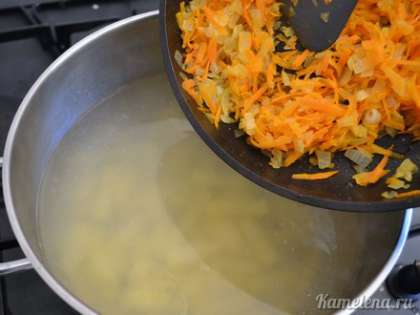 Добавить обжаренную морковь с луком. Варить 15 минут.