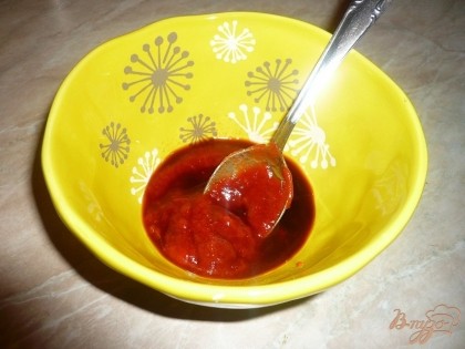 В глубокой плошке смешиваем кетчуп и соевый соус.