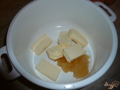 Соединяем в глубокой миске маргарин и мёд. Отправляем их в миковолновку, чтобы растопились или же держим на водяной бане.