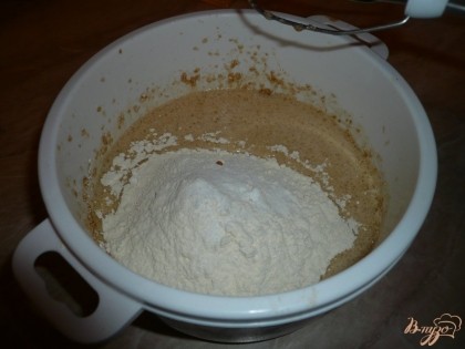 Затем добавляем муку, соду, щепотку соли и перемешиваем последний раз.