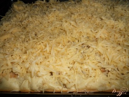 Распределяем сыр по поверхности пирога и возвращаем форму в духовку еще минут на десять, пока сыр полностью не расплавится.