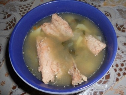 Готово! Мясо горбуши раскладываем по порционным тарелкам (прямо крупными кусочками, так вкуснее), затем наливаем суп. Варить такой суп лучше всего небольшую порцию, на один раз, разогретый он будет хуже.