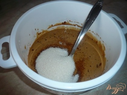 Добавляем сахар, опять перемешиваем. При таком количестве сахара кекс получается не очень сладкий. Если предпочитаете выпечку послаже, количество сахара можно смело увеличить вполовину.