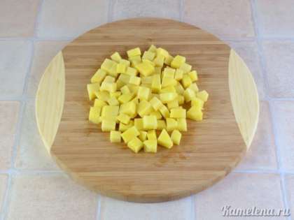 Картофель почистить, порезать кубиками.