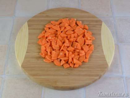 Морковь почистить, порезать кусочками (я каждую морковь разрезала вдоль пополам, потом каждую половину опять пополам, а потом поперек на тонкие кусочки).